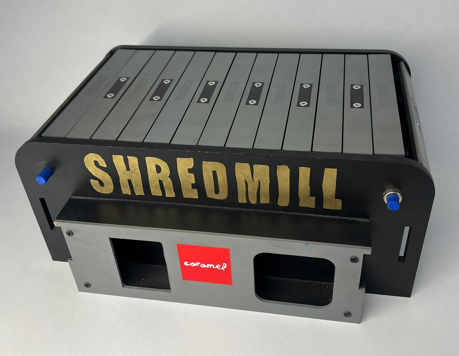 Three-quarter view of Shredmill with gold lettering and a Caramel badge